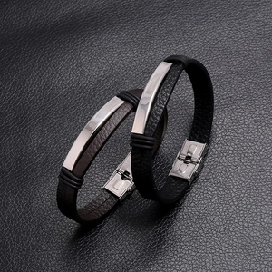 Set di bracciali punk da uomo in acciaio inossidabile e pelle nei colori nero e marrone