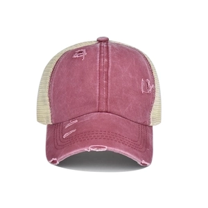 Casquette de baseball délavée rouge foncé avec maille beige et style vintage usé pour femme
