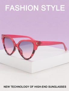 Détails de lunettes de soleil œil de chat rose écaille avec verres violets dégradés