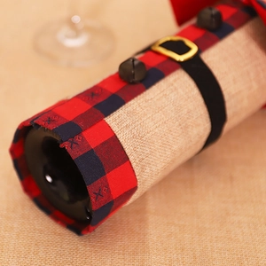Housse de bouteille de vin de Noël nordique en toile de jute à carreaux avec grelot