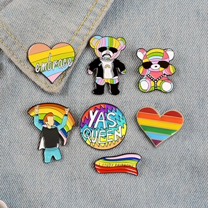 Lot de pins émaillés arc-en-ciel avec ours et cœurs épinglés sur du tissu denim