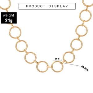 Vue détaillée du collier à maillons dorés avec informations sur les dimensions et le poids