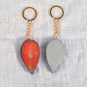Portachiavi con fetta di salmone realistico in PVC con trama arancione e anello d'oro