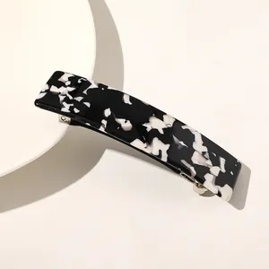 Détail du motif écaille de tortue noir et blanc sur cette pince à cheveux rectangulaire