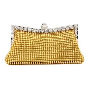 Detail einer luxuriösen goldenen Perlen-Clutch mit funkelndem Verschluss mit Steinbesatz
