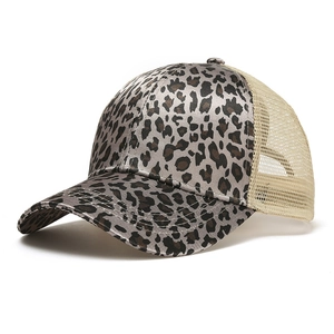 Dames baseballpet met luipaardprint en ademende mesh achterkant