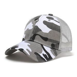Cappellino da baseball camouflage grigio con rete traspirante e visiera curva per protezione solare