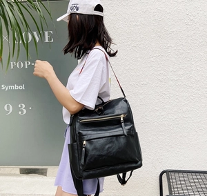 Sac à dos en cuir PU noir au style ethnique avec broderie porté par un mannequin