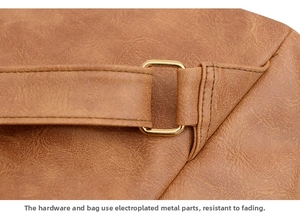 Détail de la boucle en métal doré sur le sac à dos vintage en cuir PU marron texturé