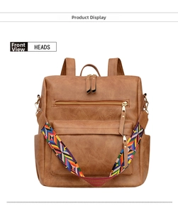 Vue avant d'un sac à dos vintage marron en similicuir avec bandoulière ethnique brodée