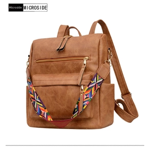 Détail d'un sac à dos en cuir PU marron rétro avec bandoulière tissée géométrique colorée