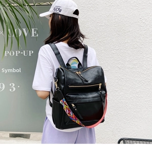 Détail du sac à dos en cuir PU noir avec bretelles tissées ethniques colorées
