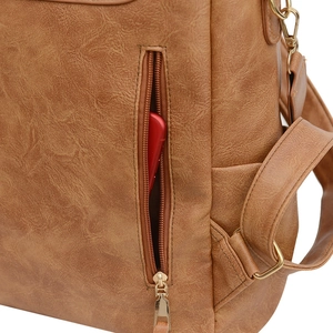 Sac à dos vintage en cuir PU avec poche latérale montrant le rangement d'un téléphone
