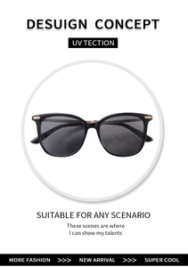 Vue détaillée des lunettes de soleil carrées noires avec décorations en métal doré