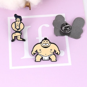 Kreative Sumo-Ringer-Emaille-Pins auf dekorativen rosa Karten für Souvenir-Kollektion