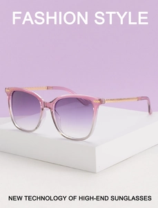 Détail des branches en métal doré avec texture tressée sur lunettes dégradées