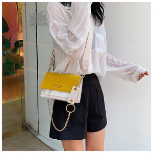Detail of yellow and white crossbody bag with gold chain and Sunny & Fashion logo