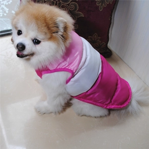 Dettaglio del gilet invernale per cani rosa e bianco con finitura in nylon lucido