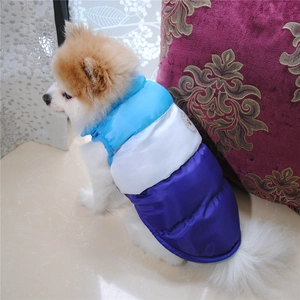 Dettaglio del gilet trapuntato tricolore impermeabile per cani con caldo collo alto