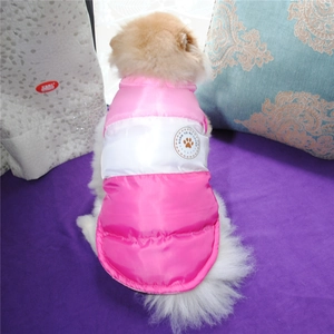 Dettaglio posteriore del gilet per animali rosa e bianco con stemma Born To Be Loved