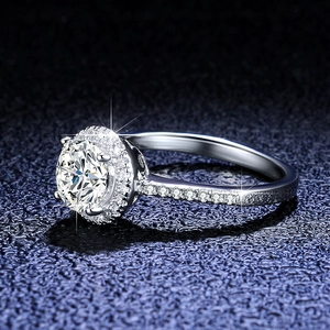 Macro de bague halo en argent S925 moissanite 1ct sur fond sombre texturé