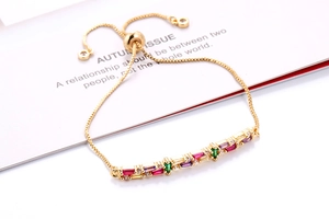 Detail van de verstelbare gouden armband met levendige veelkleurige baguette-zirkoniasteen