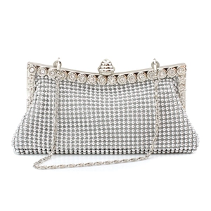 Detailaufnahme der silbernen Perlen-Abendtasche mit Metallrahmen und Kettengurt