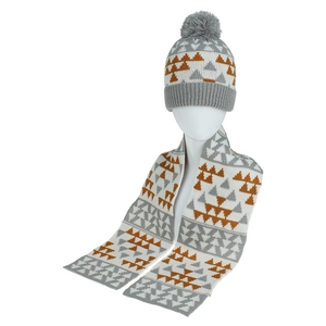 Détail d'un ensemble bonnet et écharpe tricotés pour enfant avec motifs géométriques