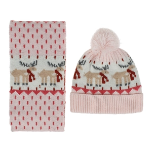 Détail d'ensemble d'hiver en tricot rose avec motifs de renne et pompon moelleux