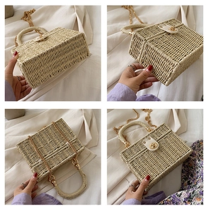 Detailaufnahme der Strohhandtasche mit runden Griffen und einer Metallketten-Riemen