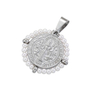 Dettaglio di medaglione religioso in argento con rilievo della Vergine e perle bianche