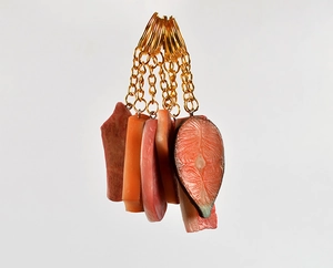 Détails de porte-clés alimentaires en PVC avec textures de saumon et de viande