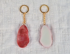 Détail d'un pendentif steak en PVC réaliste avec son anneau porte-clés doré