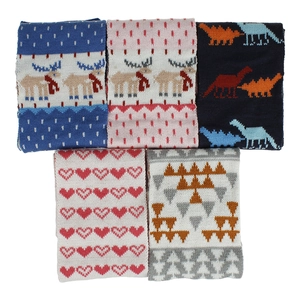Détails de foulards tricotés avec motifs de renne, dinosaure et cœurs rouges