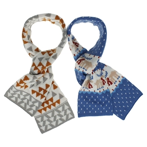 Détail d'écharpes en tricot avec motifs géométriques et rennes festifs pour l'hiver