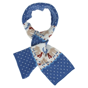 Détail d'écharpe en tricot bleu et blanc avec motifs jacquard renne rouge enfant