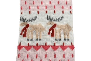 Détail d'une écharpe en maille rose avec motif jacquard renne et texture douce