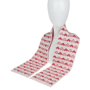 Détail d'une écharpe en maille douce avec motifs de cœurs rouges et texture sur fond blanc