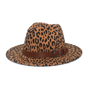 Détail du chapeau fedora léopard avec bandeau en cuir marron et boucle en métal argenté