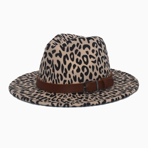 Détail d'un chapeau fedora léopard avec bande en similicuir marron et boucle argentée