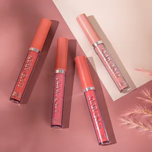 Detalle de cuatro brillos de labios líquidos mate en tubos transparentes con tapas a juego