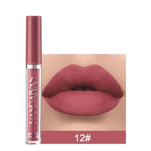 Muestra de labial líquido mate en tono 12 rosa polvoriento con envase elegante y moderno