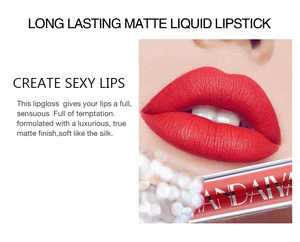 Detalle de labial líquido mate rojo vibrante para unos labios sexys de larga duración