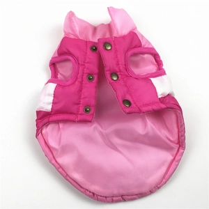 Dettaglio del gilet trapuntato rosa per cani con bottoni a pressione in metallo e tessuto