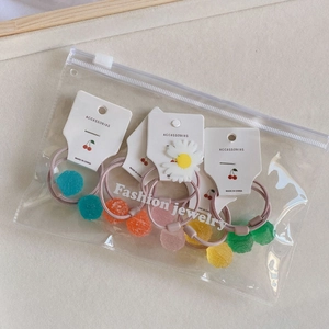 Nahaufnahme von 10-teiligem buntem Haargummi-Set für Kinder in Premium-Verpackung