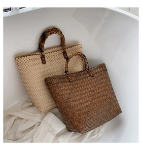 Détail de sacs fourre-tout tissés à la main avec anses en bambou blanc et marron