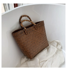 Détail du sac fourre-tout tissé marron avec poignée en bambou et bords en dents de scie