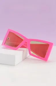 Détail des lunettes de soleil papillon rose fluo avec verres dégradés tendance