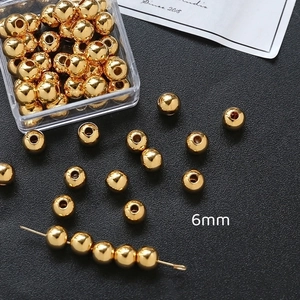 Primer plano de cuentas de cobre chapadas en oro de 6 mm para bisutería artesanal