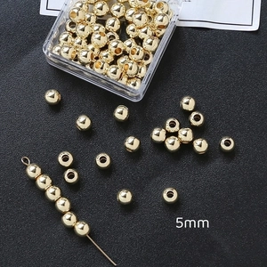 Vista de detalle de cuentas espaciadoras de cobre dorado 5mm para bisutería casera